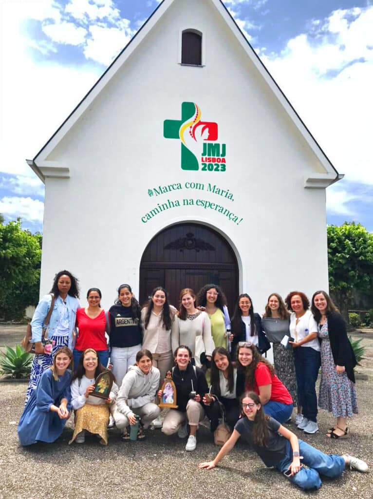 Grupo de voluntária da Juventude Feminina de Schoenstatt reunido em frente ao Santuário