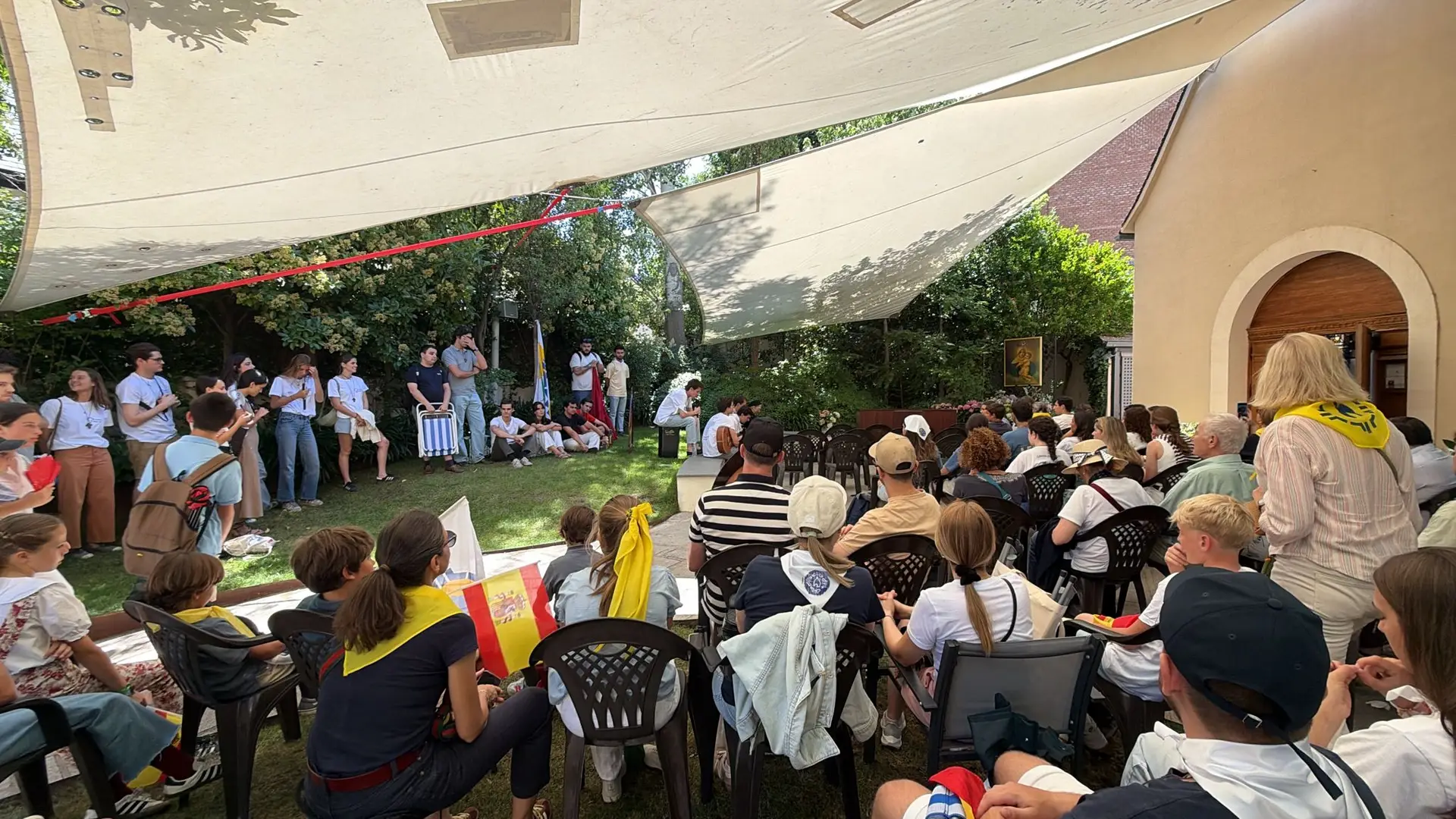 people praying at the schoenstatt shrine